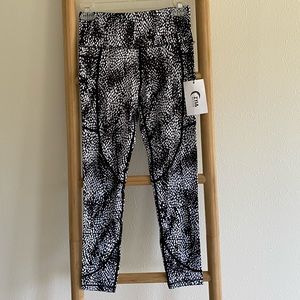 NWT! Zyia Black Viper Pocket Light n Tight Leggings - Size 4